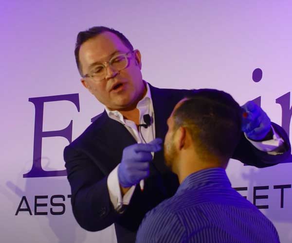 Banner del guía instructor aplicando la lipolaser