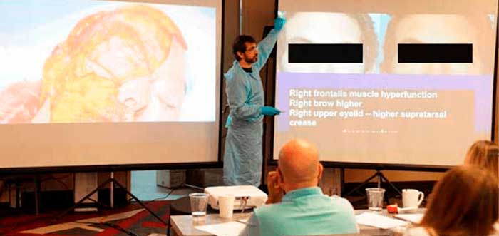 Doctor Ramtin dictando clases