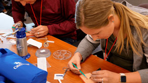 Chica relizando una pracica en el curso de procedimientos dermatológicos