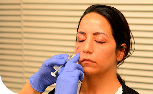 Mujer recibiendo un inyección en el curso de estética médica